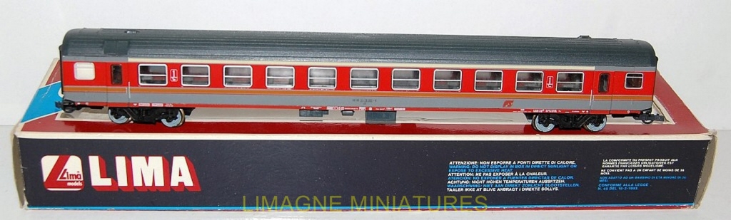 Trois voitures voyageurs inox série A8 TEE miniature par Lima au HO H0